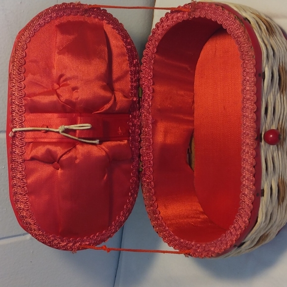 Vintage Personal Sewing Box - Picture 3 of 9